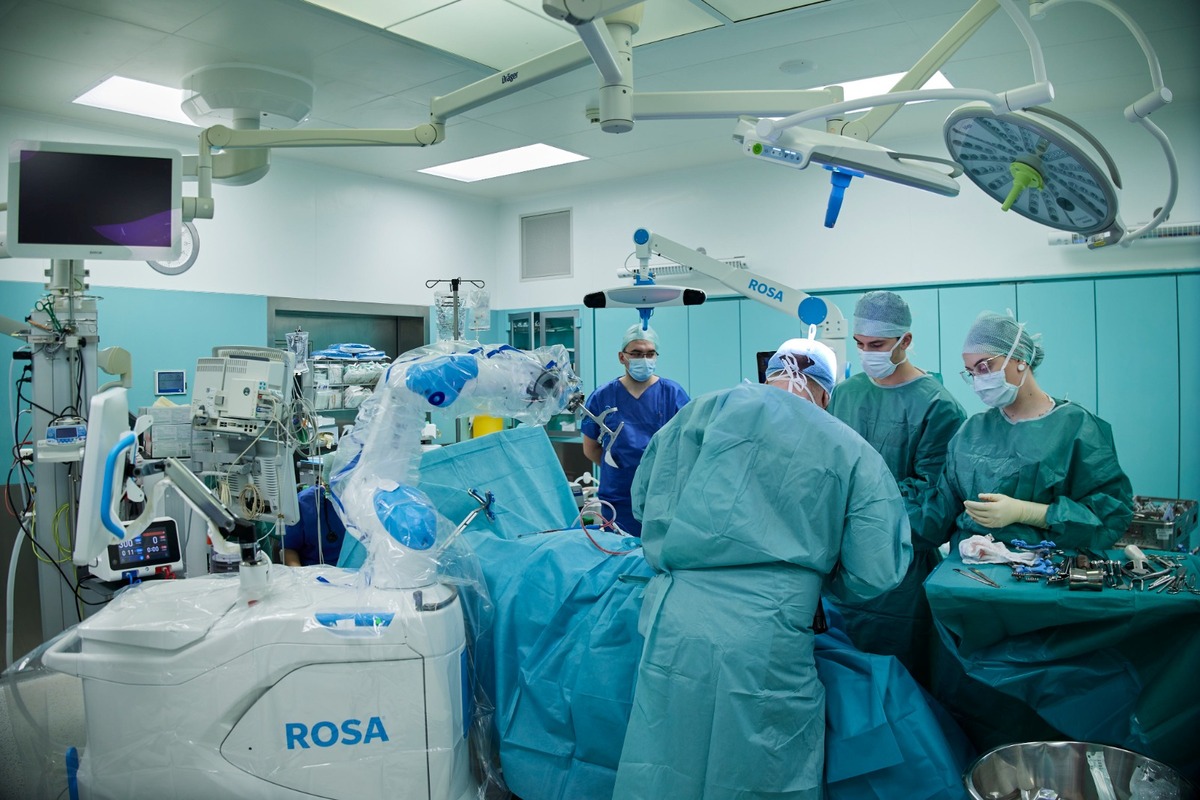 FOTO: V Michalovciach asistuje pri operáciách kolena robot, foto 9