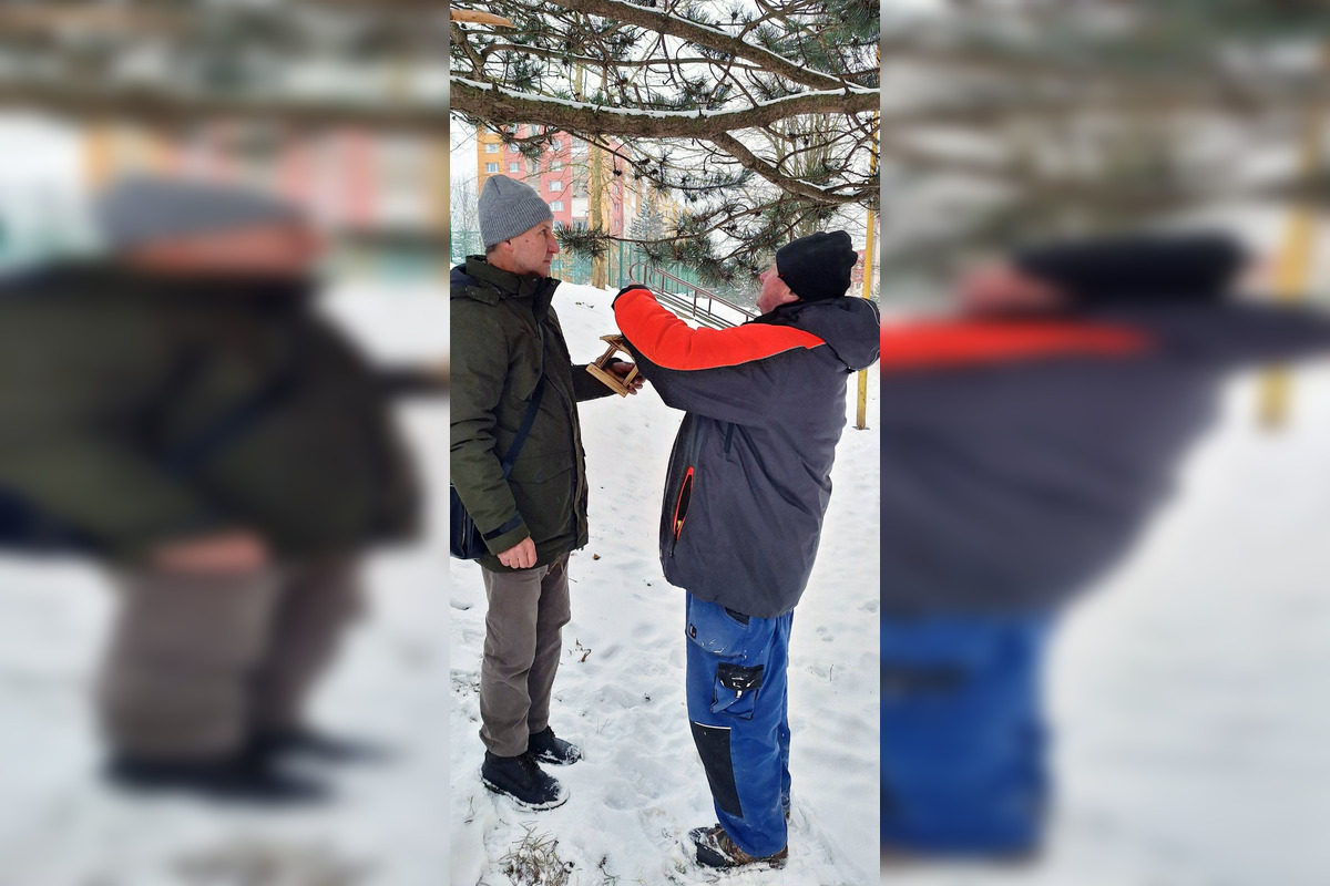 FOTO: Na košickom Sídlisku Ťahanovce pribudli drevené kŕmidlá pre vtáčiky, foto 1
