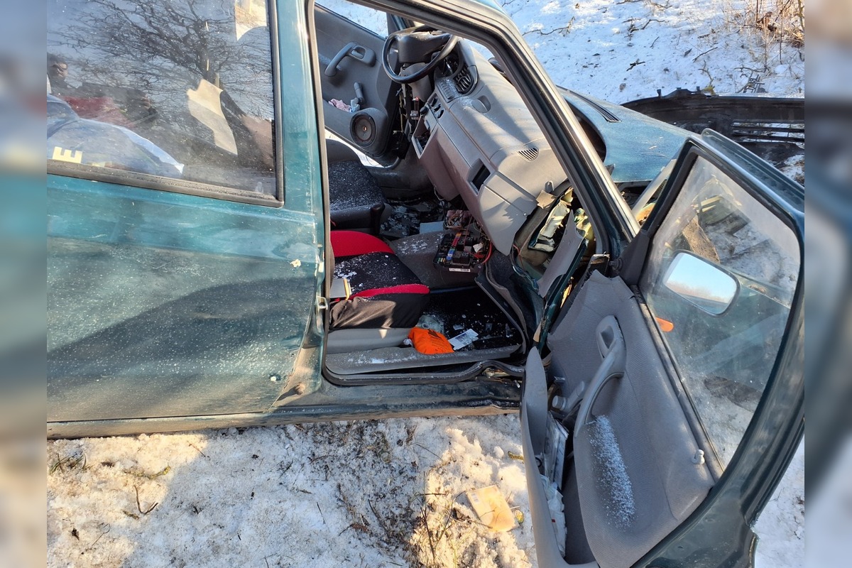 FOTO: Nehoda v okrese Trebišov stála staršieho vodiča život, foto 1