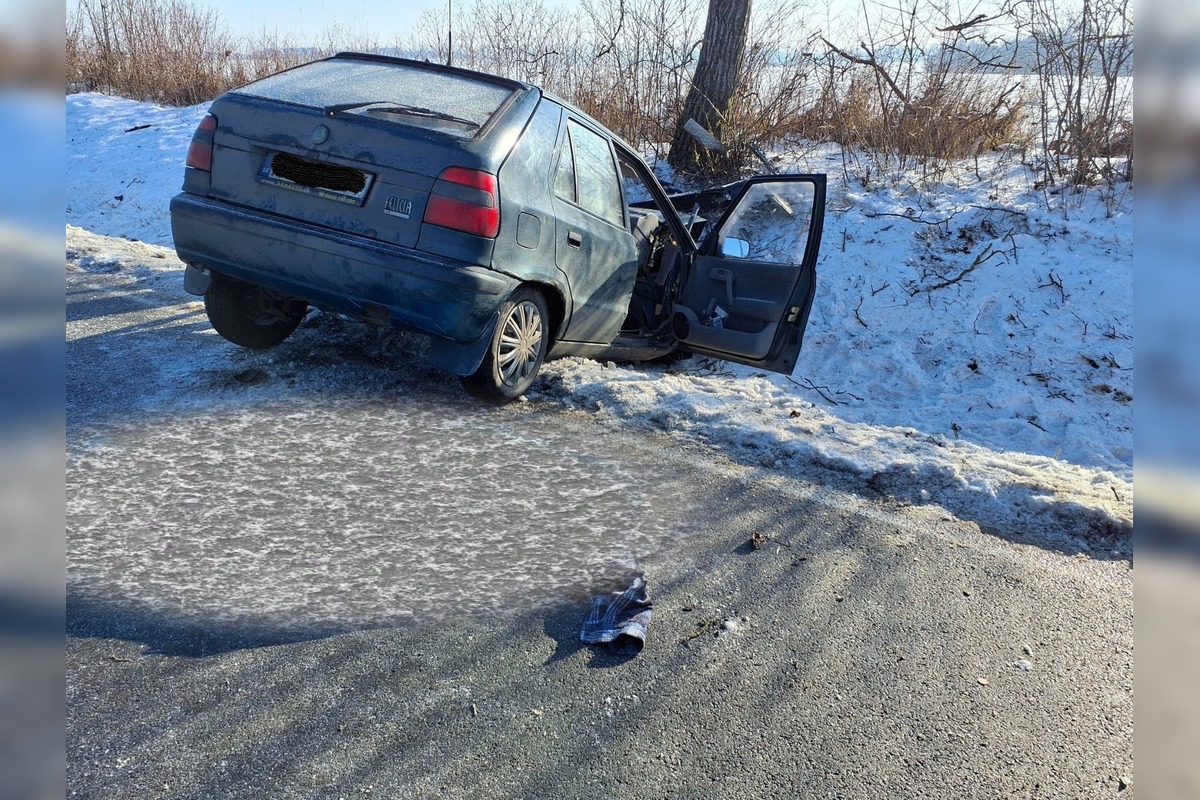 FOTO: Nehoda v okrese Trebišov stála staršieho vodiča život, foto 5