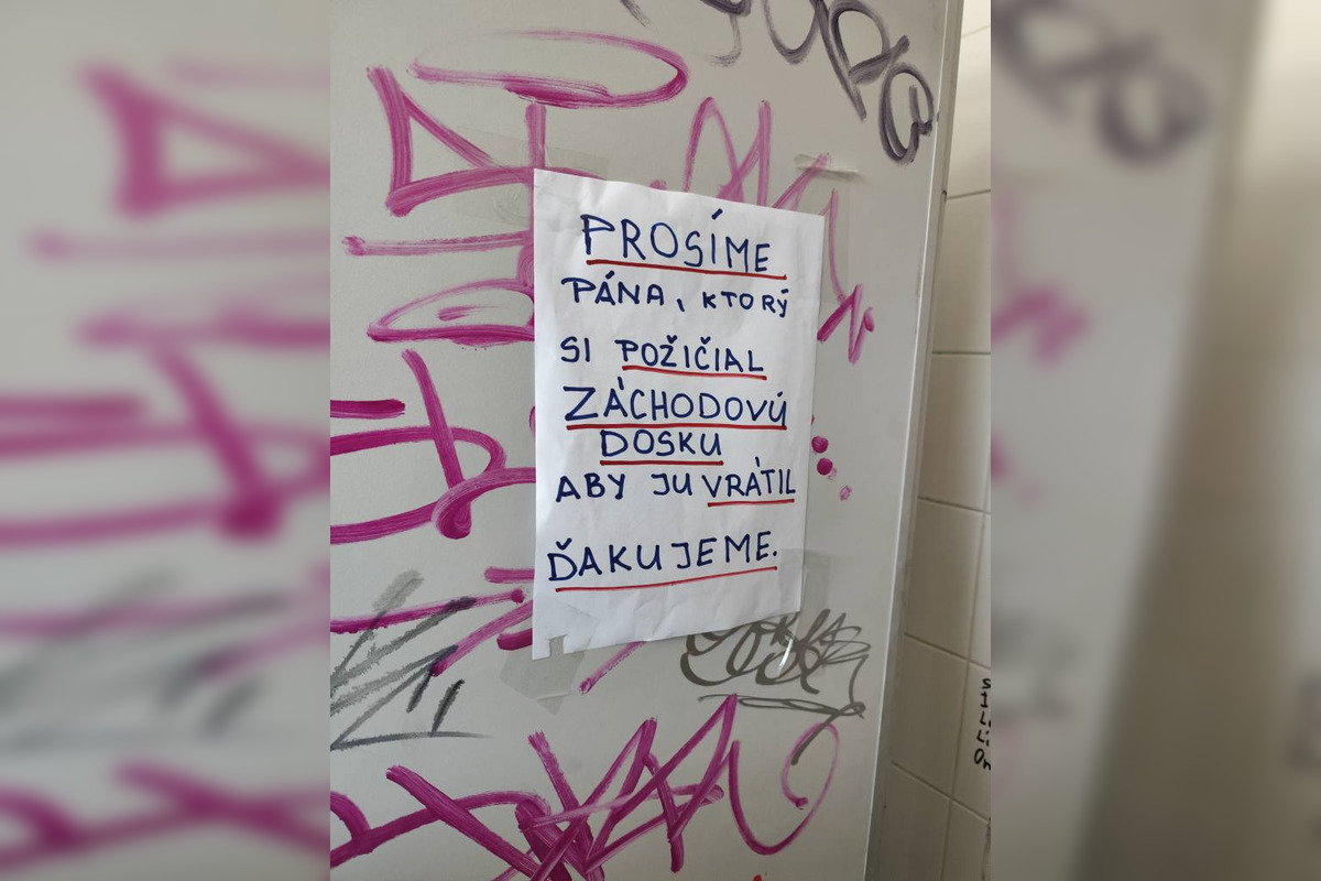 FOTO: Verejné toalety v košickom mestskom parku si vzali do parády vandali, foto 1