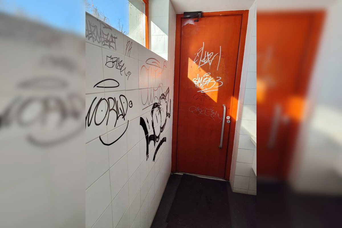 FOTO: Verejné toalety v košickom mestskom parku si vzali do parády vandali, foto 2