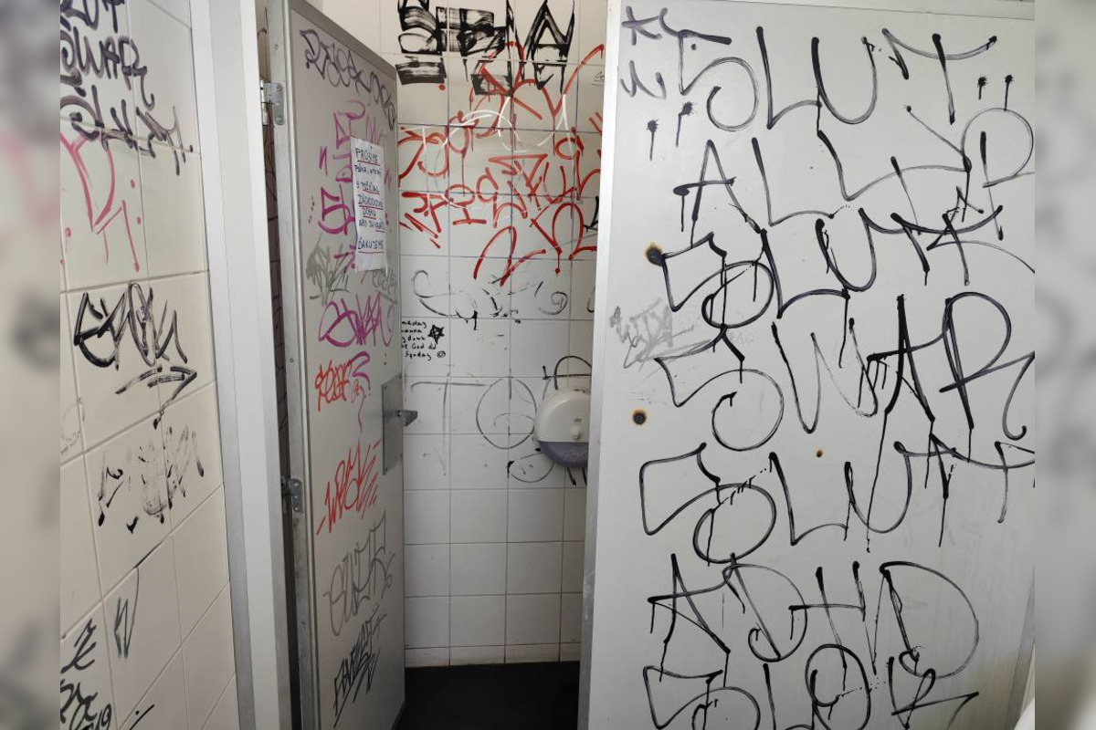FOTO: Verejné toalety v košickom mestskom parku si vzali do parády vandali, foto 3
