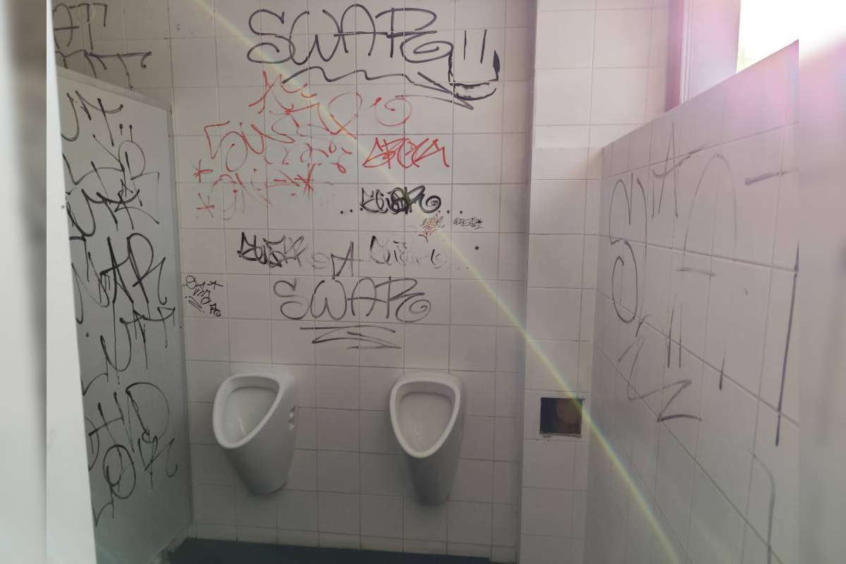 FOTO: Verejné toalety v košickom mestskom parku si vzali do parády vandali, foto 4