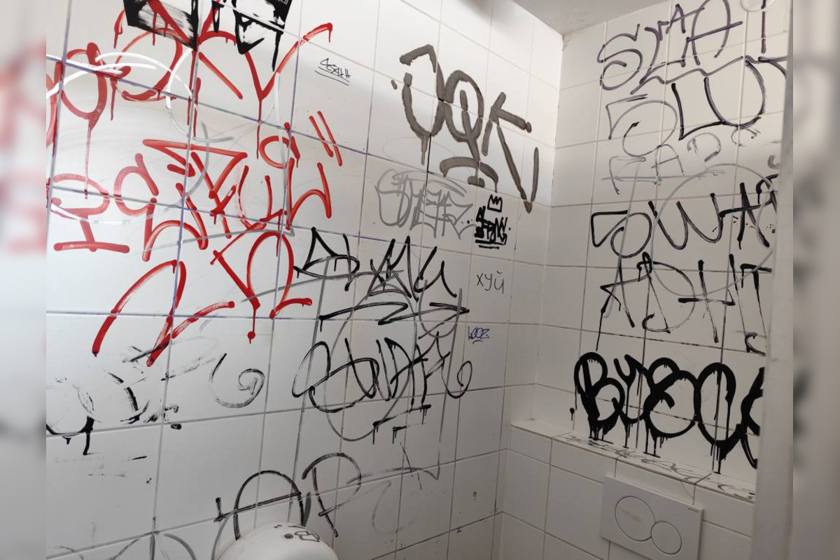 FOTO: Verejné toalety v košickom mestskom parku si vzali do parády vandali, foto 5