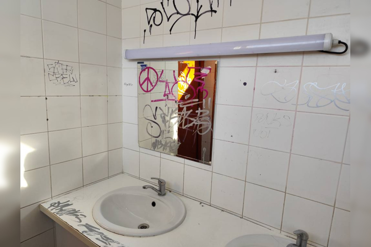 FOTO: Verejné toalety v košickom mestskom parku si vzali do parády vandali, foto 6