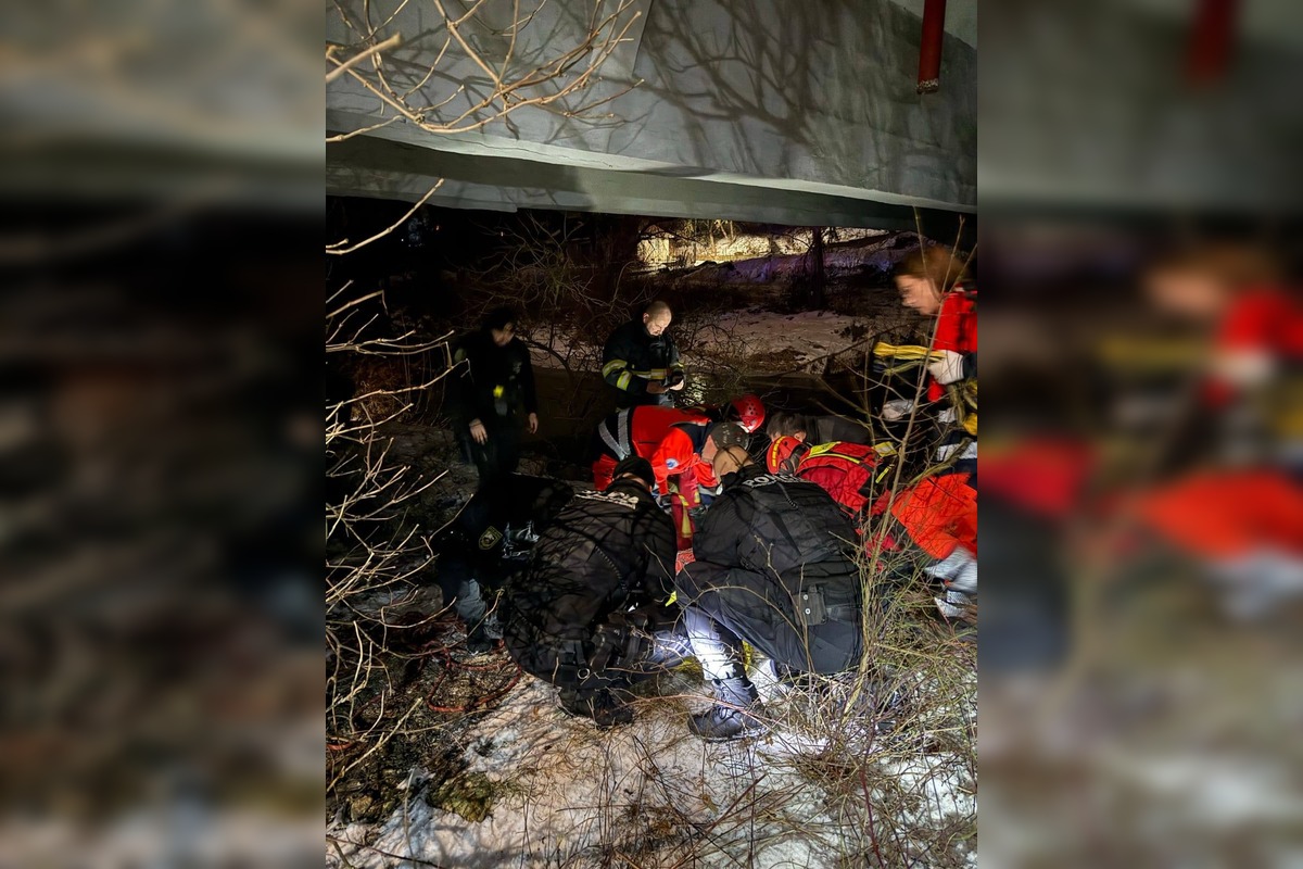 FOTO: Zásah hasičov, záchranárov a policajtov pri osobe v bezvedomí v rieke Torysa vo Vyšnej Hutke, foto 1