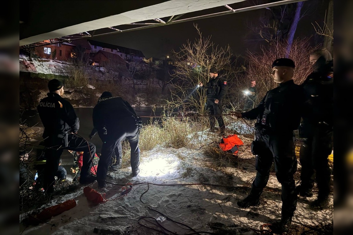 FOTO: Zásah hasičov, záchranárov a policajtov pri osobe v bezvedomí v rieke Torysa vo Vyšnej Hutke, foto 2