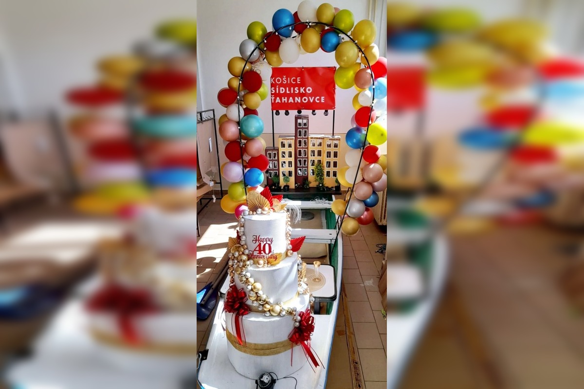 FOTO: Vandal zničil výstavku detí pred úradom, foto 4