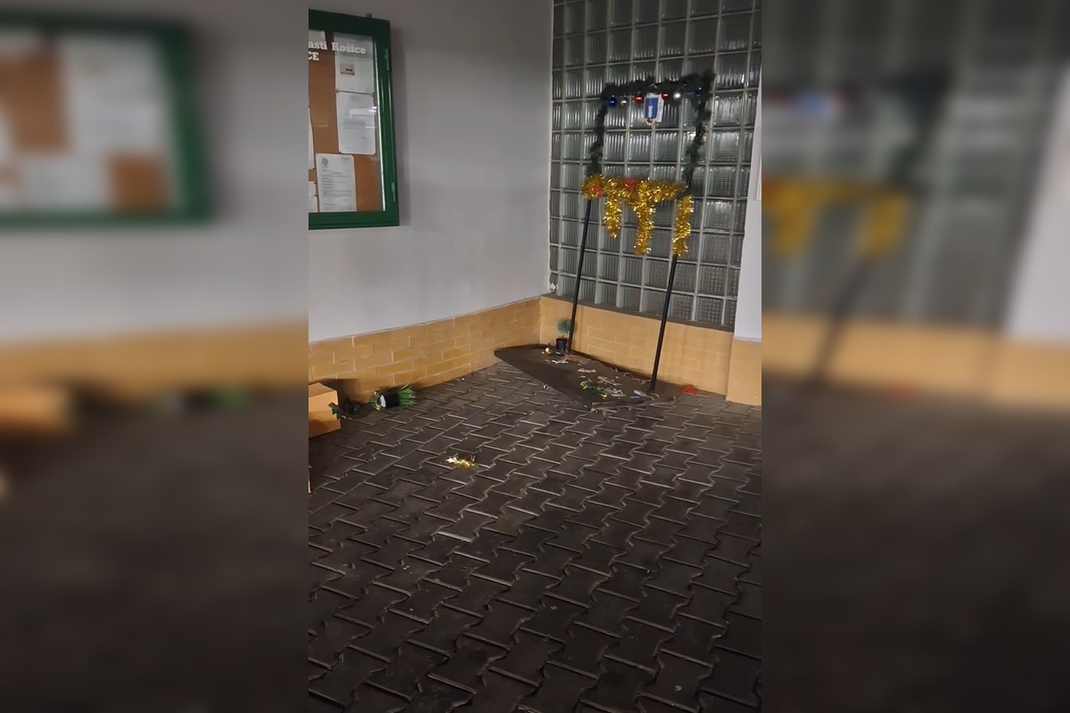 FOTO: Vandal zničil výstavku detí pred úradom, foto 2