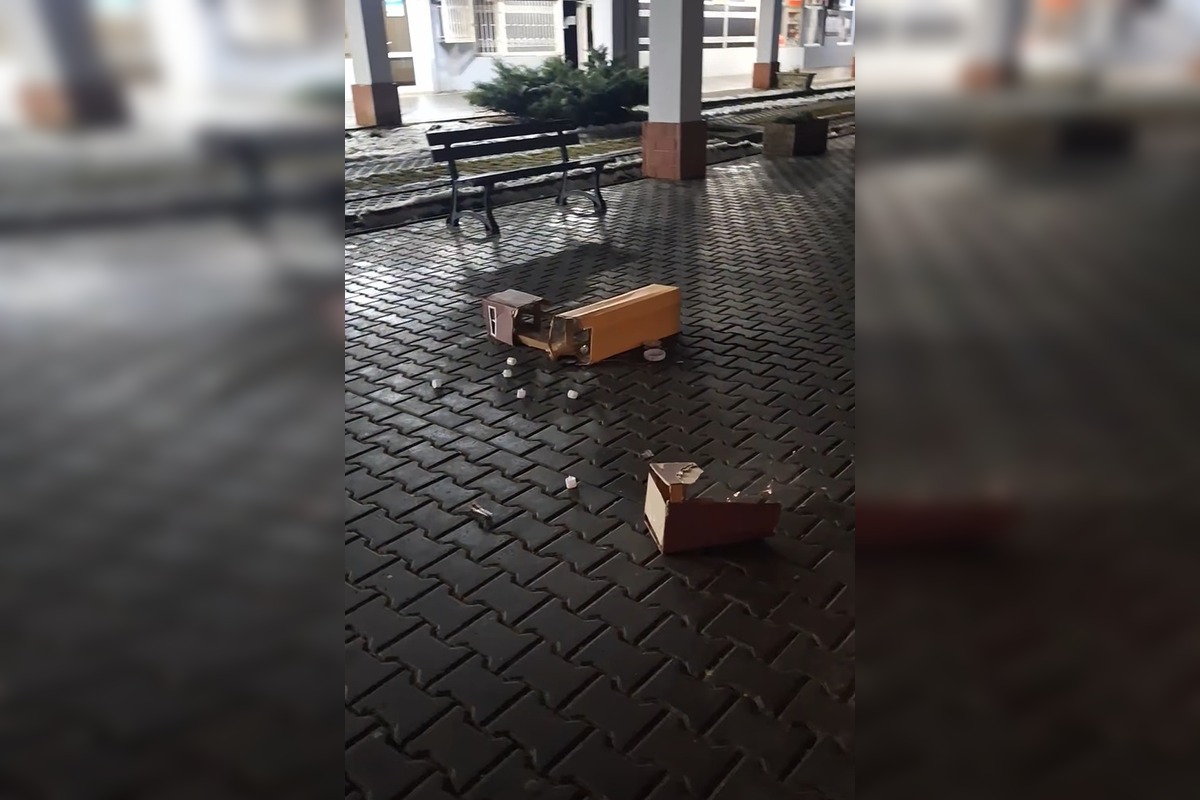 FOTO: Vandal zničil výstavku detí pred úradom, foto 3