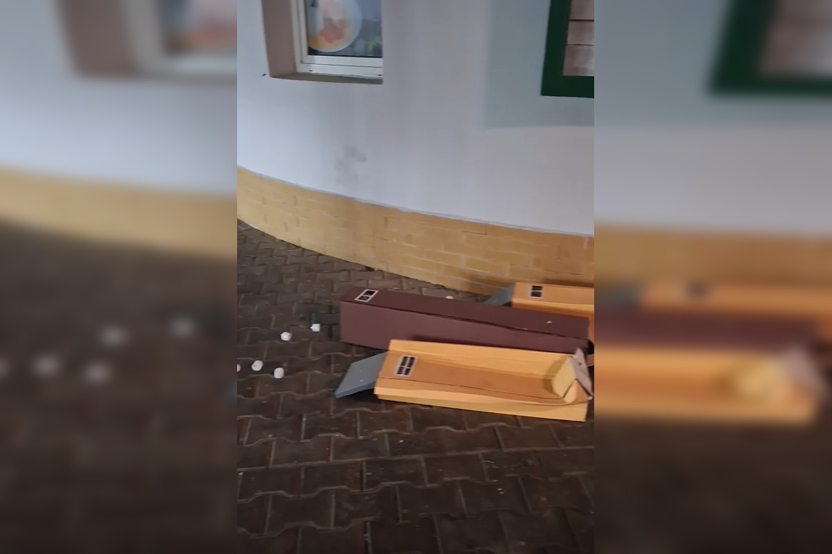 FOTO: Vandal zničil výstavku detí pred úradom, foto 1