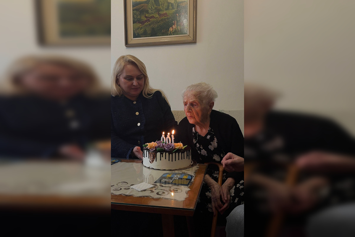 FOTO: Babička z košického Jazera sfúkla stú sviečku na torte, foto 2