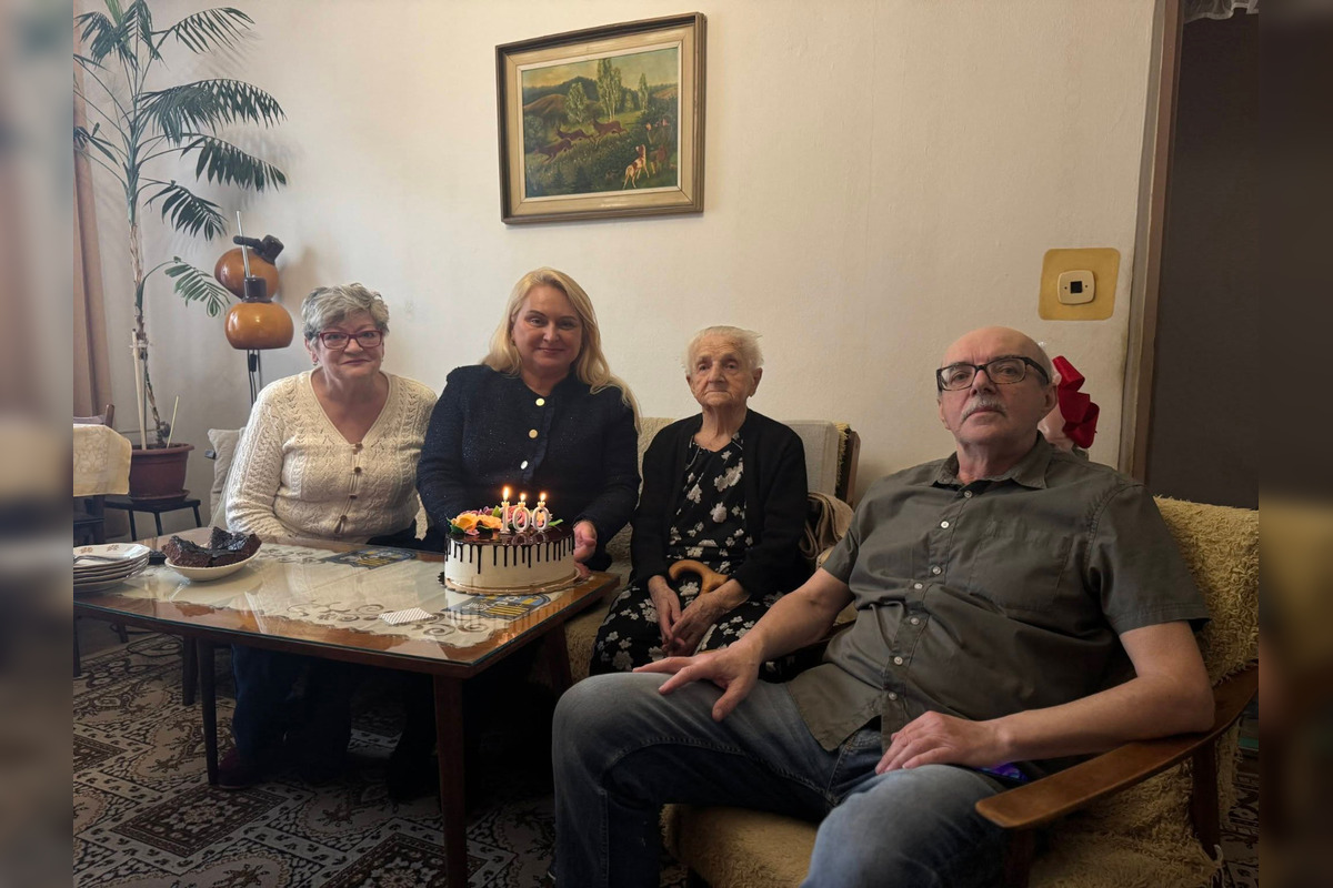 FOTO: Babička z košického Jazera sfúkla stú sviečku na torte, foto 4