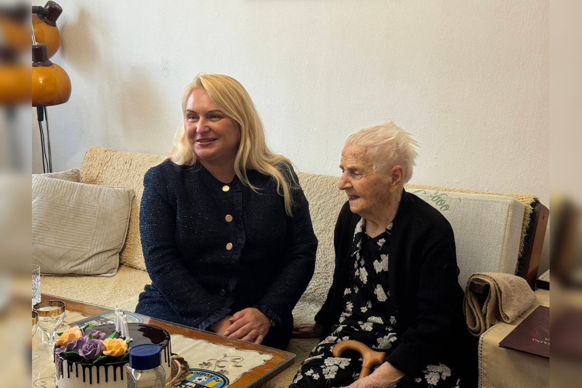 FOTO: Babička z košického Jazera sfúkla stú sviečku na torte, foto 5