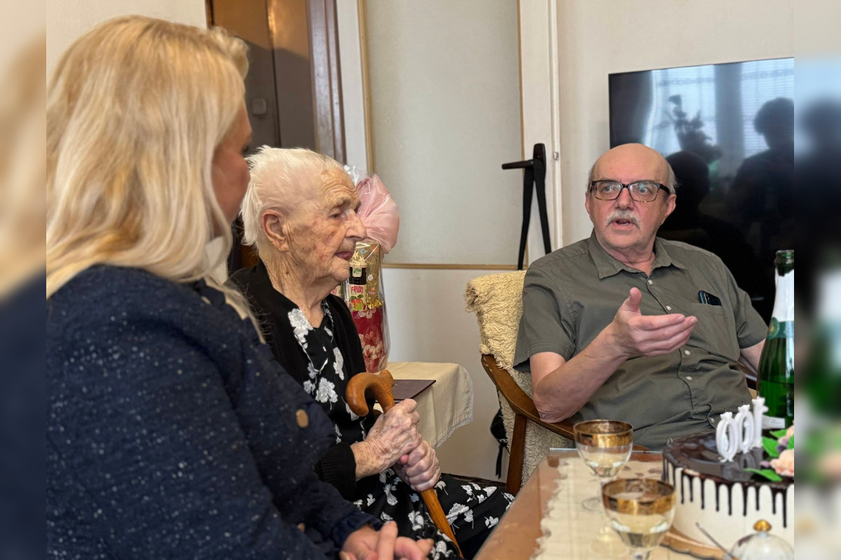 FOTO: Babička z košického Jazera sfúkla stú sviečku na torte, foto 6