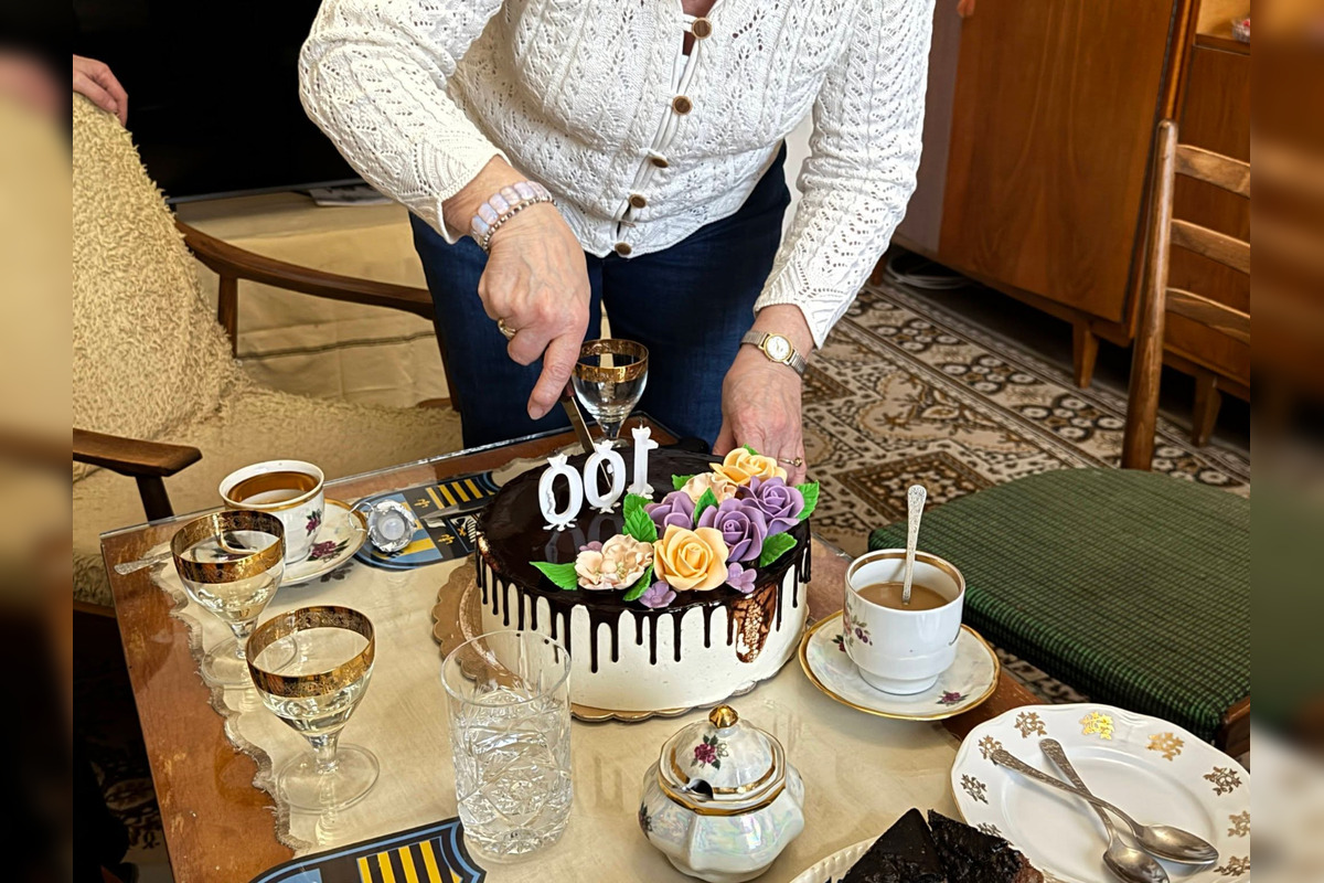 FOTO: Babička z košického Jazera sfúkla stú sviečku na torte, foto 7