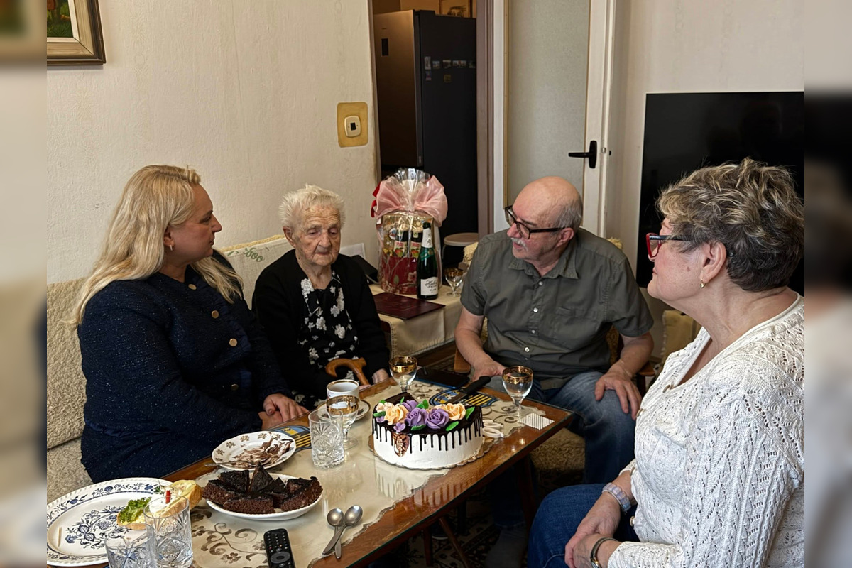 FOTO: Babička z košického Jazera sfúkla stú sviečku na torte, foto 8