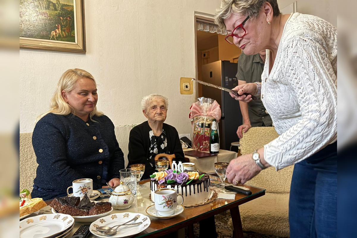 FOTO: Babička z košického Jazera sfúkla stú sviečku na torte, foto 9