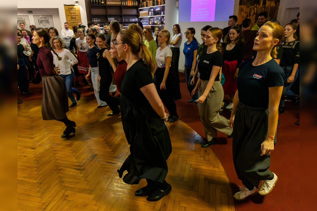 FOTO: Košickí folkloristi si 17. november pripomenuli Nežným tanečným domom, foto 5