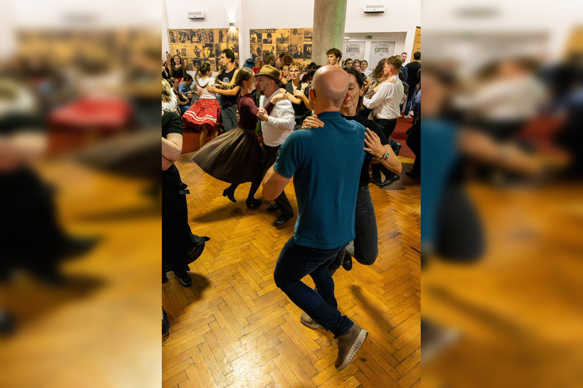 FOTO: Košickí folkloristi si 17. november pripomenuli Nežným tanečným domom, foto 7