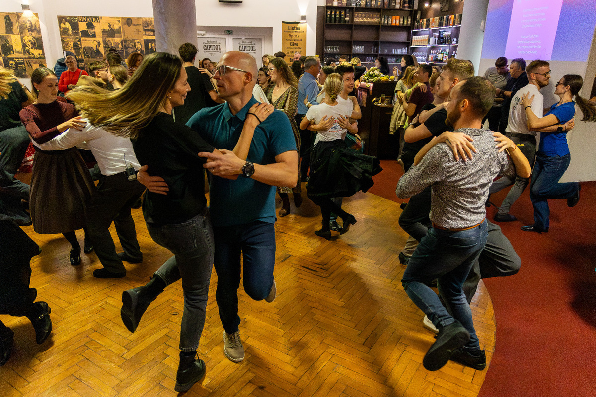 FOTO: Košickí folkloristi si 17. november pripomenuli Nežným tanečným domom, foto 8