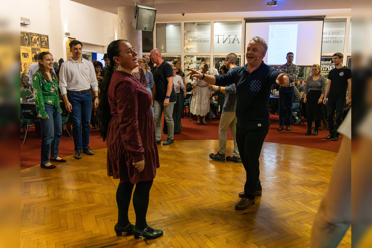 FOTO: Košickí folkloristi si 17. november pripomenuli Nežným tanečným domom, foto 10