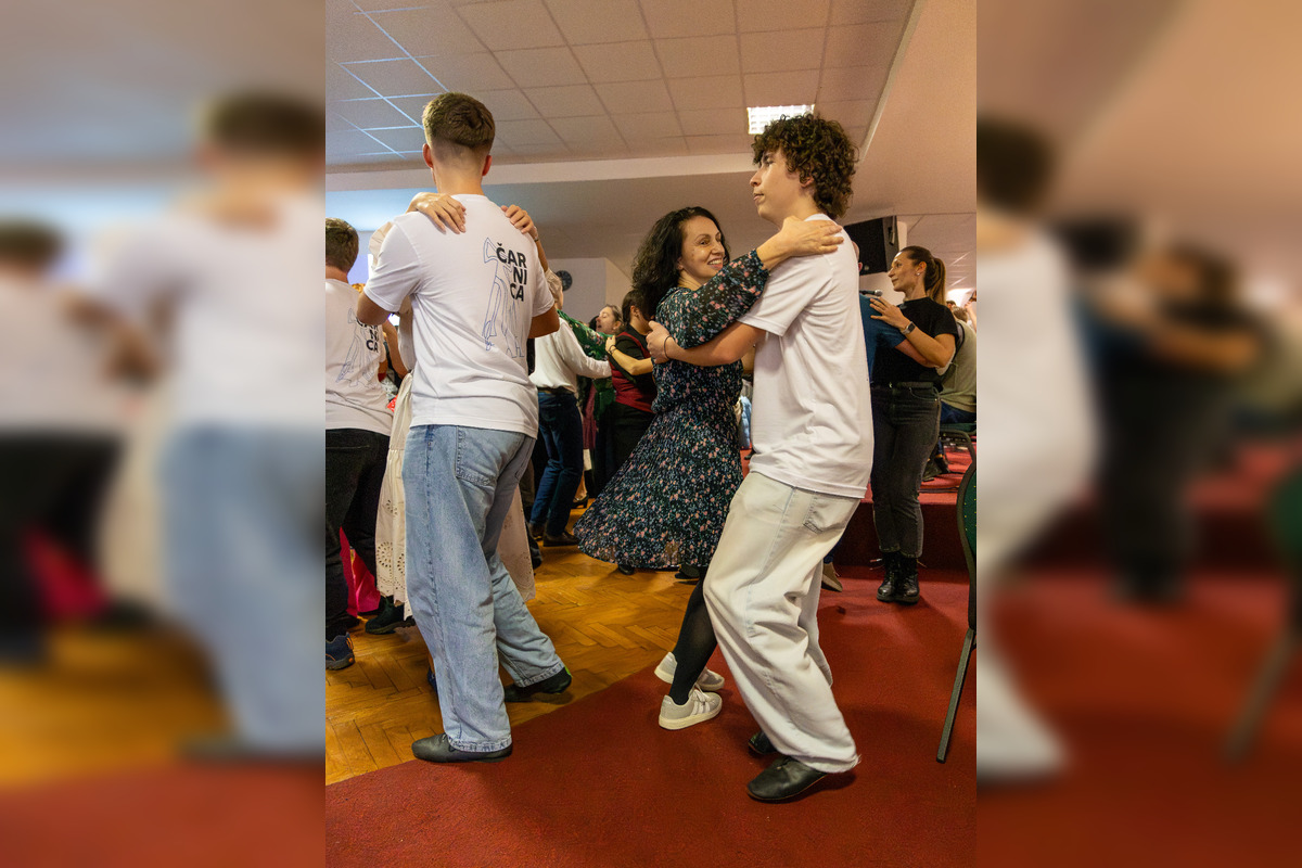 FOTO: Košickí folkloristi si 17. november pripomenuli Nežným tanečným domom, foto 11