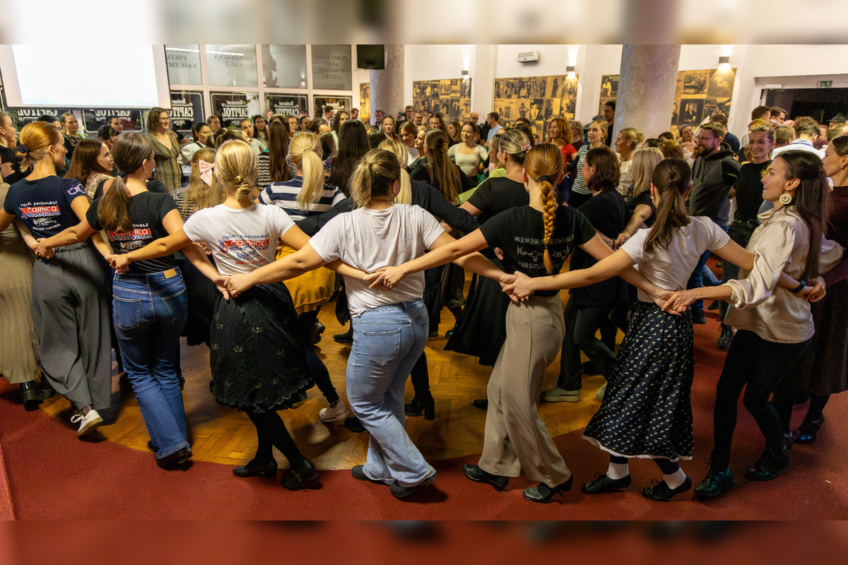FOTO: Košickí folkloristi si 17. november pripomenuli Nežným tanečným domom, foto 15