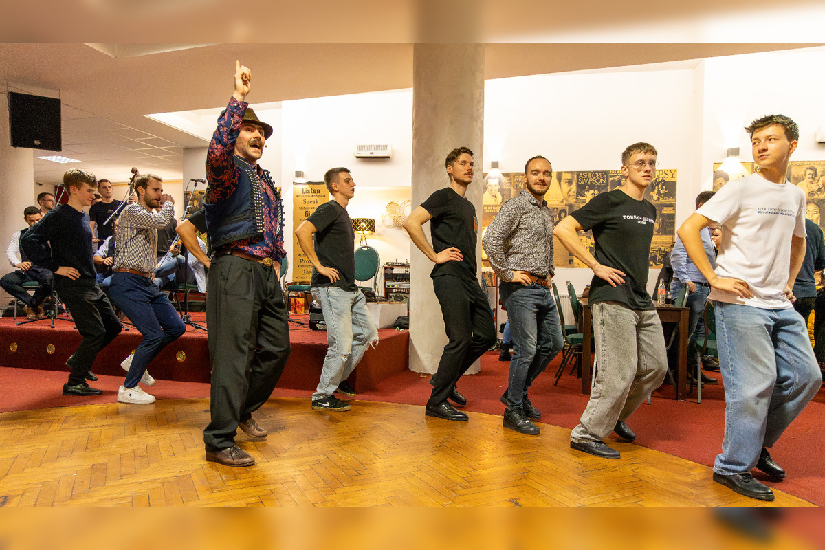 FOTO: Košickí folkloristi si 17. november pripomenuli Nežným tanečným domom, foto 16