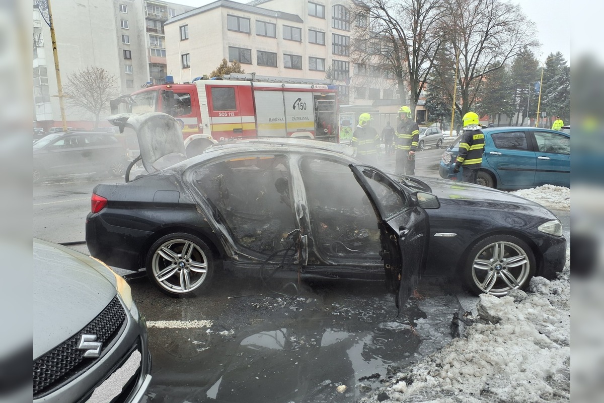 FOTO: V Trebišove zhorelo BMW do tla, foto 1