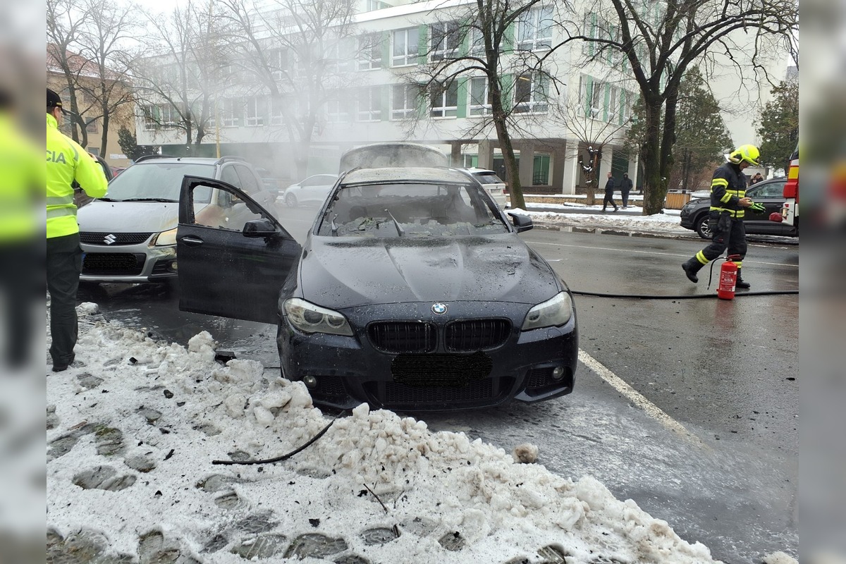 FOTO: V Trebišove zhorelo BMW do tla, foto 2