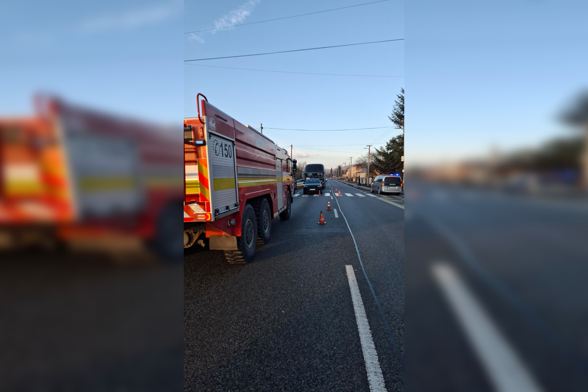 FOTO: Vo Svinici došlo k vážnej dopravnej nehode, zasahujú tu všetky záchranné zložky, foto 2