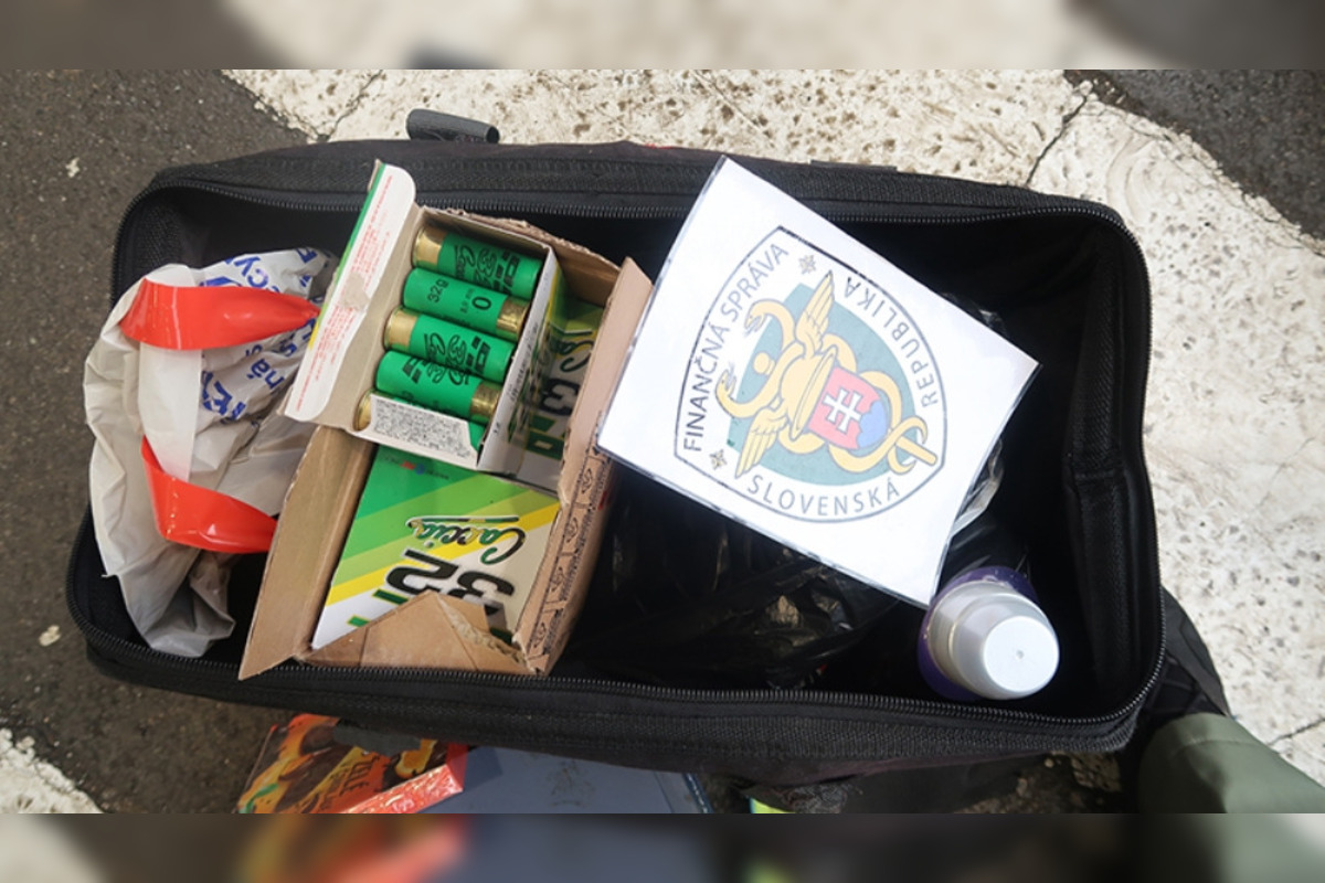 FOTO: Colníci zadržali až dvoch vodičov, tí prevážali cez hranice strelivo, foto 2