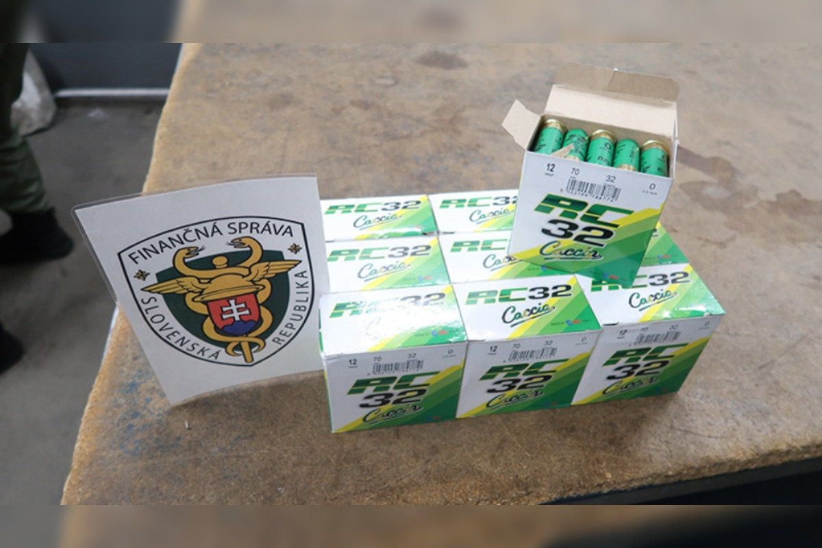 FOTO: Colníci zadržali až dvoch vodičov, tí prevážali cez hranice strelivo, foto 3