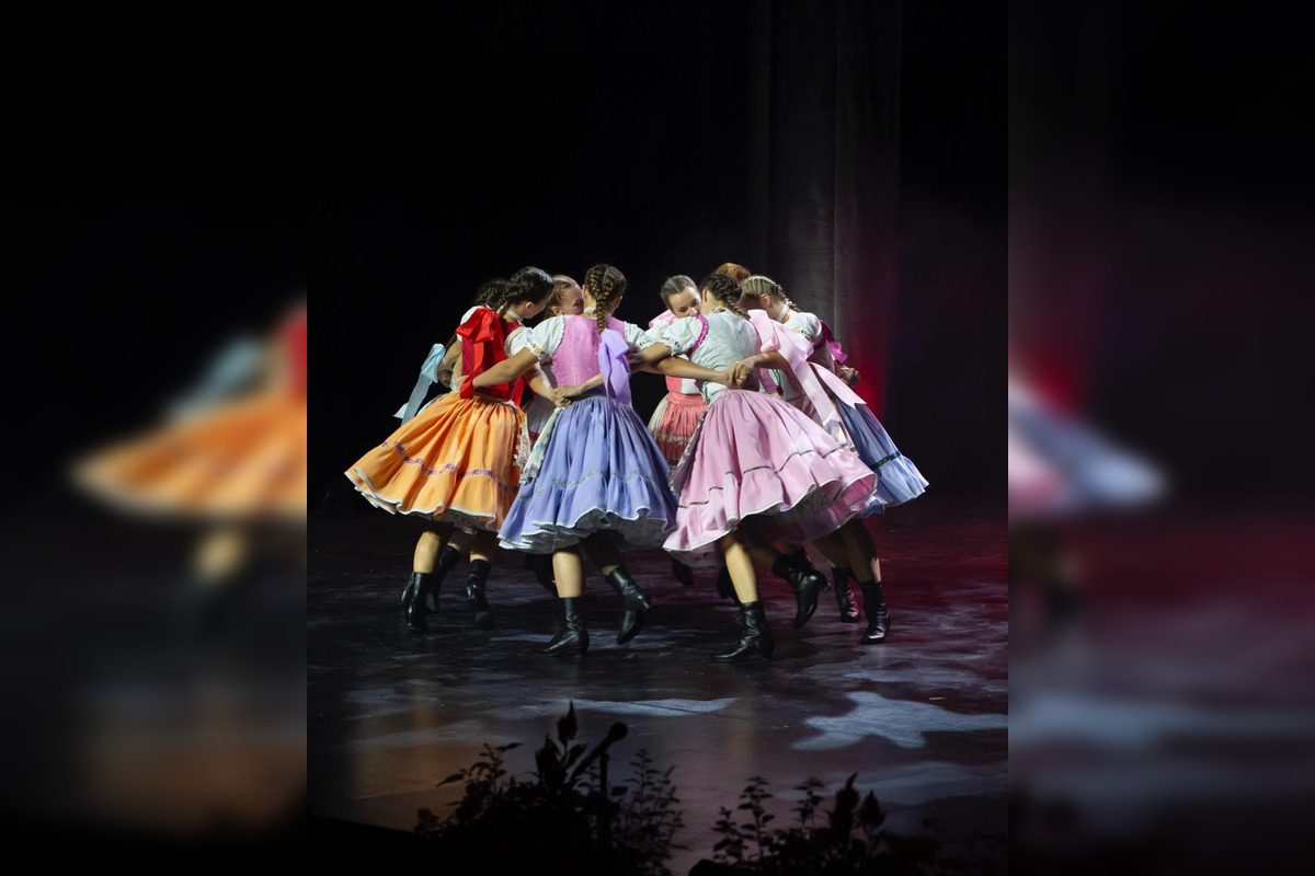 FOTO: Folklórny súbor Zemplín z Michaloviec prináša folklór na Zimné olympijské hry, foto 1