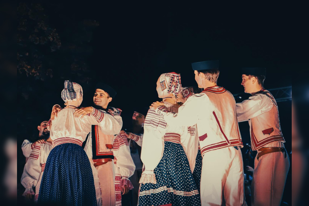 FOTO: Folklórny súbor Zemplín z Michaloviec prináša folklór na Zimné olympijské hry, foto 2