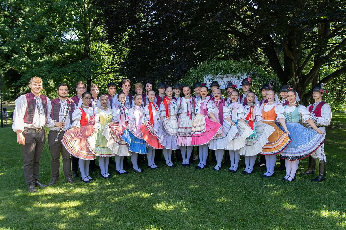 FOTO: Folklórny súbor Zemplín z Michaloviec prináša folklór na Zimné olympijské hry, foto 3