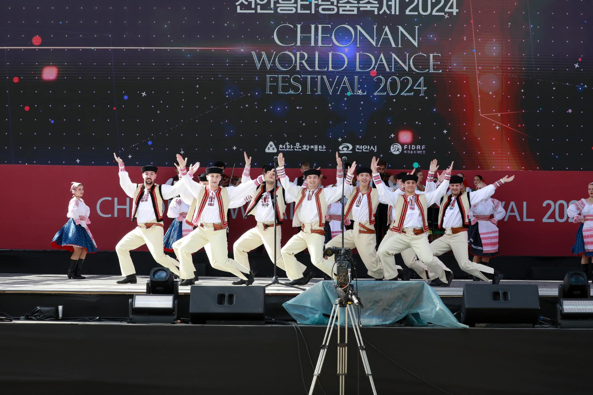 FOTO: Folklórny súbor Zemplín z Michaloviec prináša folklór na Zimné olympijské hry, foto 4