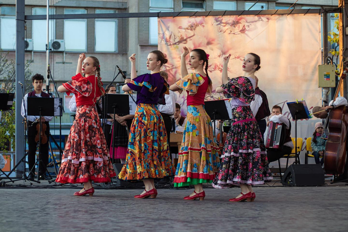 FOTO: Folklórny súbor Zemplín z Michaloviec prináša folklór na Zimné olympijské hry, foto 6