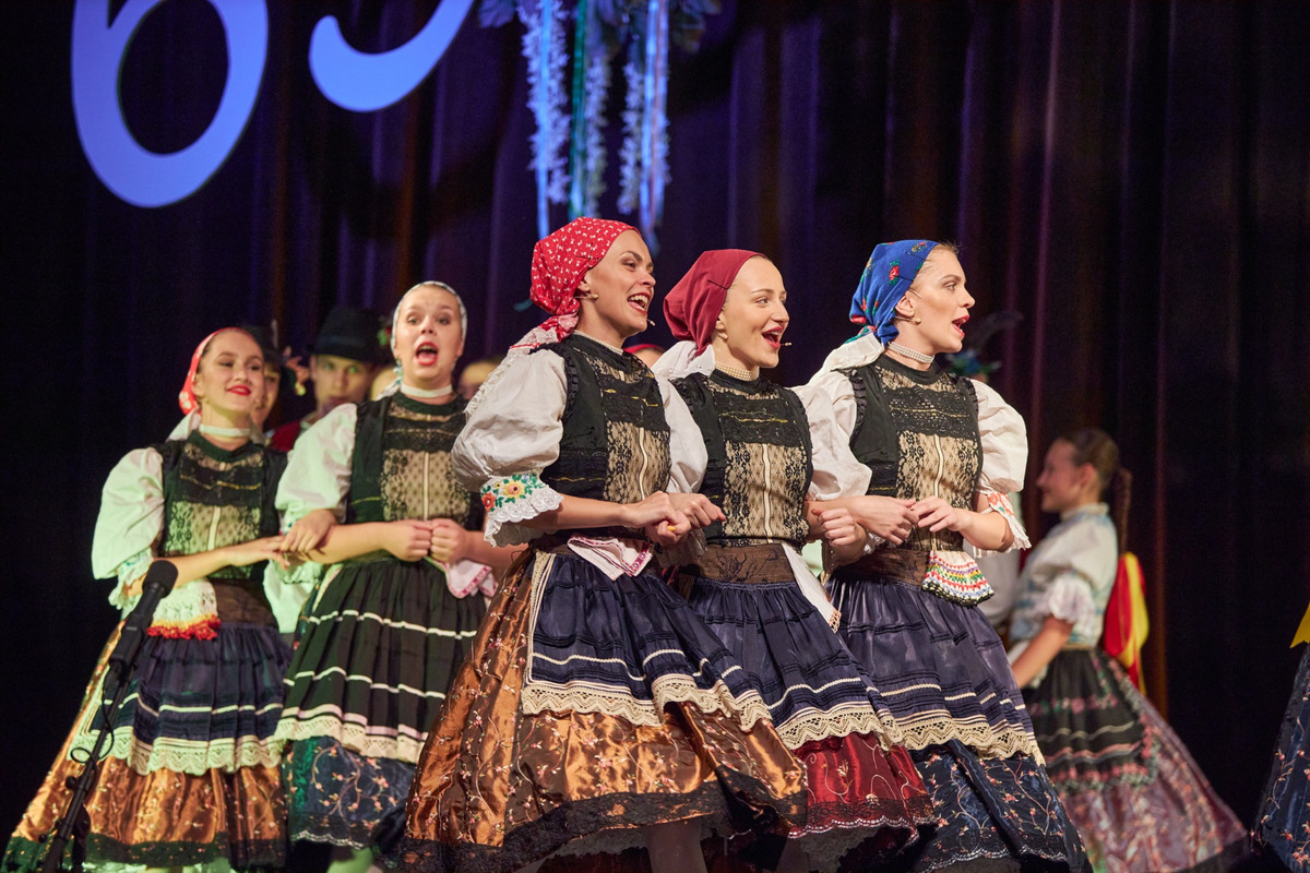 FOTO: Folklórny súbor Zemplín z Michaloviec prináša folklór na Zimné olympijské hry, foto 7