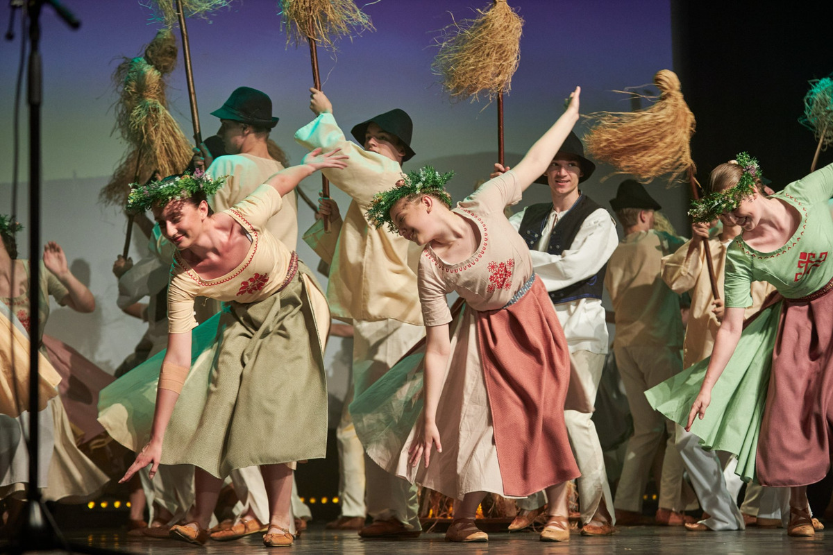 FOTO: Folklórny súbor Zemplín z Michaloviec prináša folklór na Zimné olympijské hry, foto 10