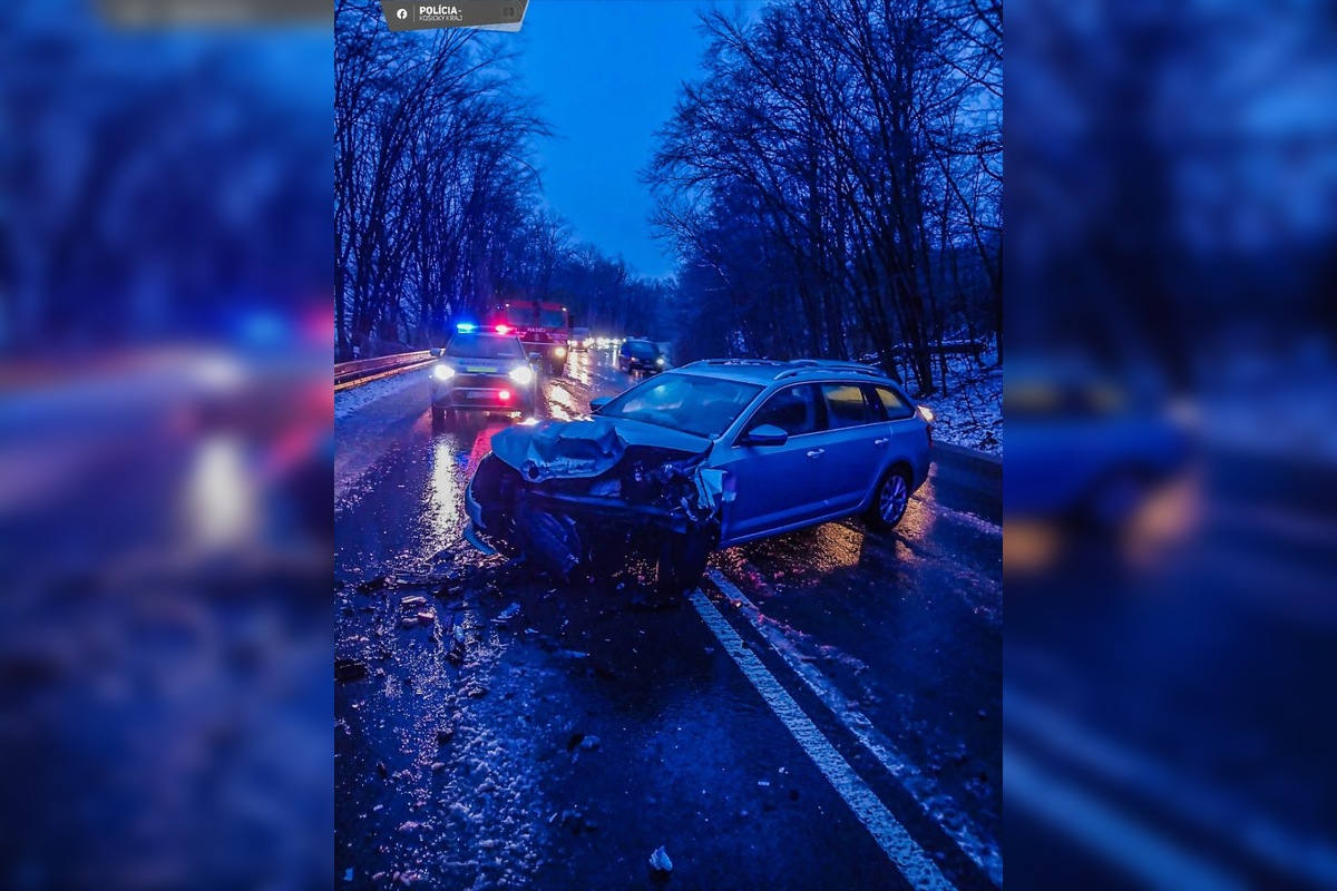 FOTO: Za Ďurďošíkom v smere na Košické Oľšany došlo k čelnej zrážke áut, foto 1