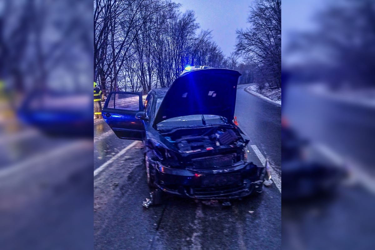 FOTO: Za Ďurďošíkom v smere na Košické Oľšany došlo k čelnej zrážke áut, foto 3