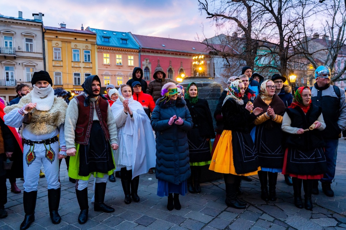 FOTO: Fašiangový sprievod centrom Košíc či sladká šiškománia, takto vyzerali slávnosti v metropole východu, foto 2