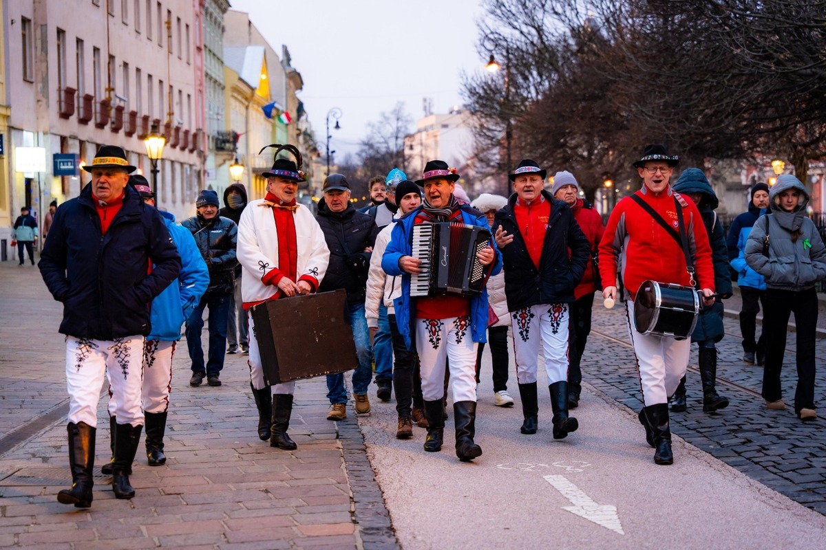 FOTO: Fašiangový sprievod centrom Košíc či sladká šiškománia, takto vyzerali slávnosti v metropole východu, foto 3
