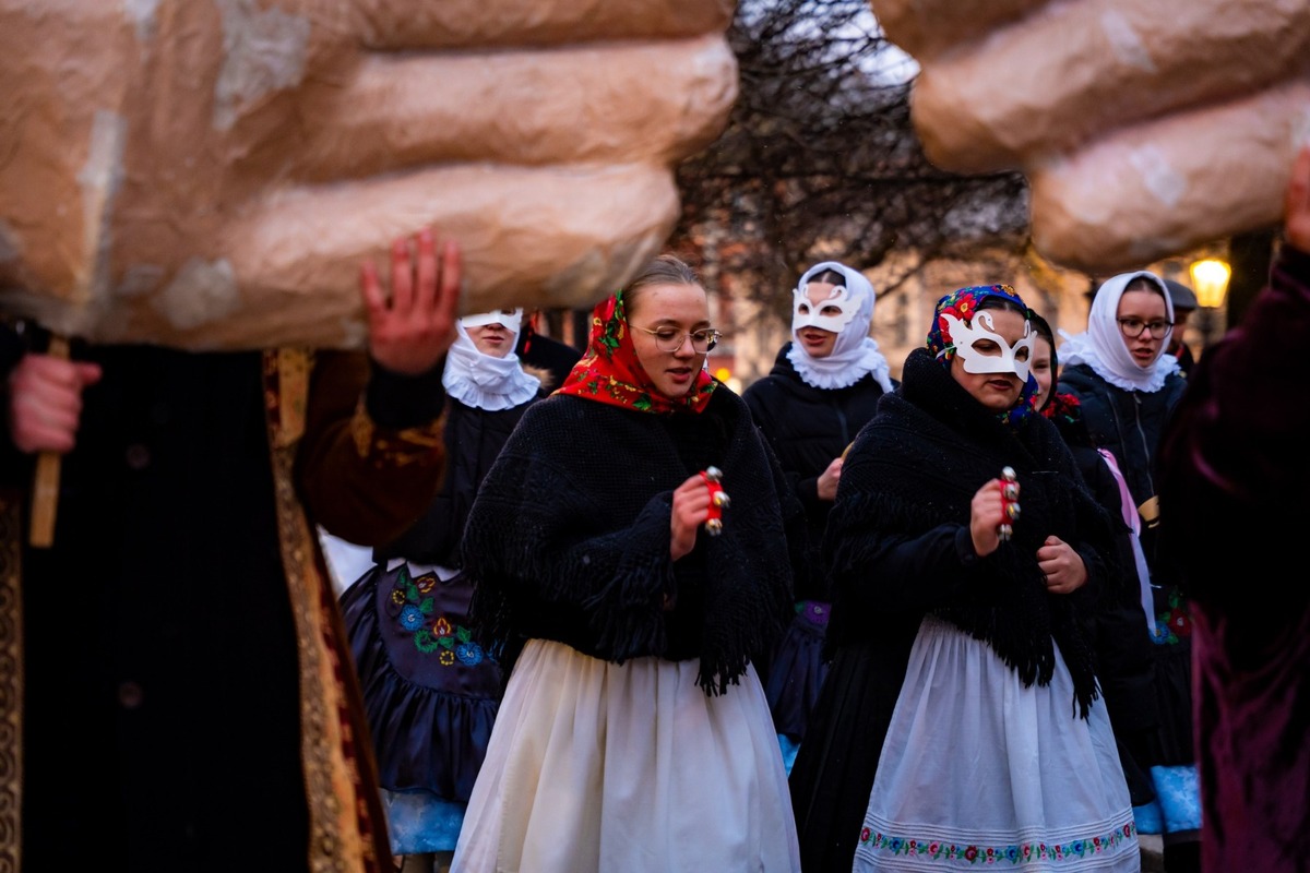 FOTO: Fašiangový sprievod centrom Košíc či sladká šiškománia, takto vyzerali slávnosti v metropole východu, foto 4