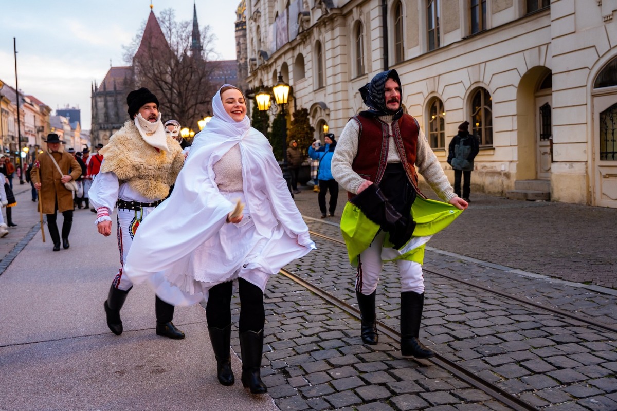 FOTO: Fašiangový sprievod centrom Košíc či sladká šiškománia, takto vyzerali slávnosti v metropole východu, foto 8