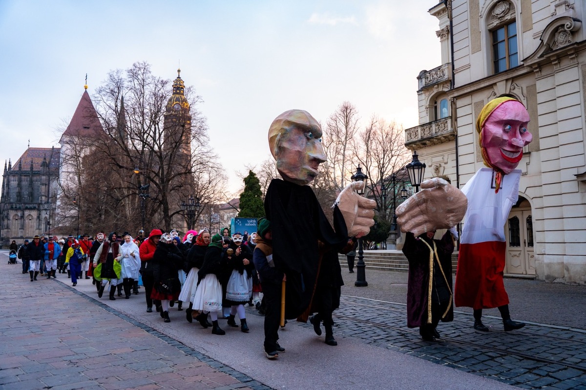 FOTO: Fašiangový sprievod centrom Košíc či sladká šiškománia, takto vyzerali slávnosti v metropole východu, foto 10