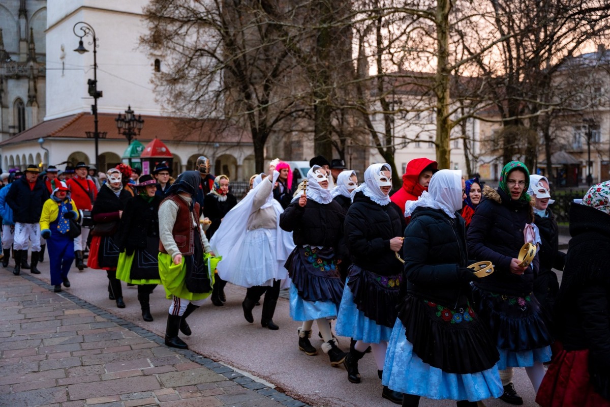 FOTO: Fašiangový sprievod centrom Košíc či sladká šiškománia, takto vyzerali slávnosti v metropole východu, foto 12